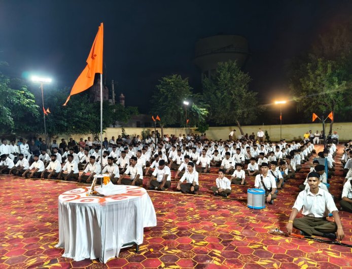 बीकानेर: संघ के 100वें वर्ष पर पथ संचलन, स्वयंसेवकों का स्वागत मूसलाधार बारिश में हुआ